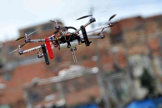 Los drones civiles, pequeños aviones sin piloto y conducidos por control remoto, se usan para filmar desde la altura pero también como juguetes.