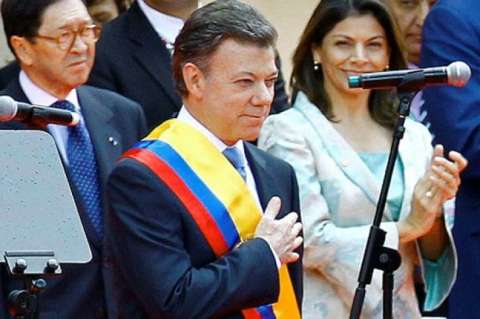 Santos recibe credencial del CNE para poder posesionarse en su reelección
