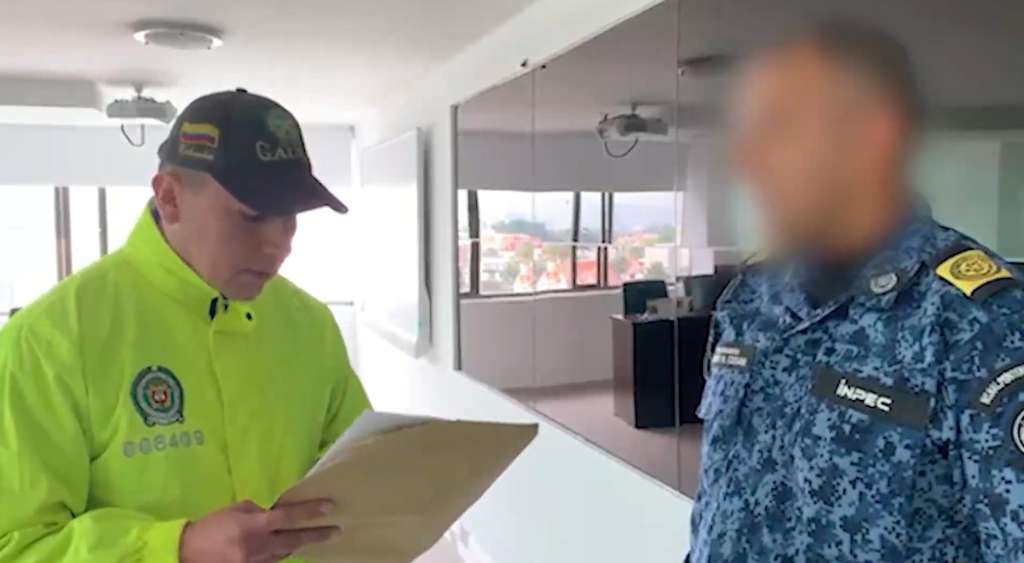 En desarrollo de la operación se incautaron 35 celulares, 23 simcard, 3 microSD, 12 botellas de whisky, 2 cajas de cerveza, 180 gramos de marihuana aproximadamente, 16 cajas de aguardiente, dinero en efectivo y encomiendas dirigidas a los internos del centro penitenciario que contenían ropa, zapatos, comida, pantallas de celulares y cigarrillos, entre otros.