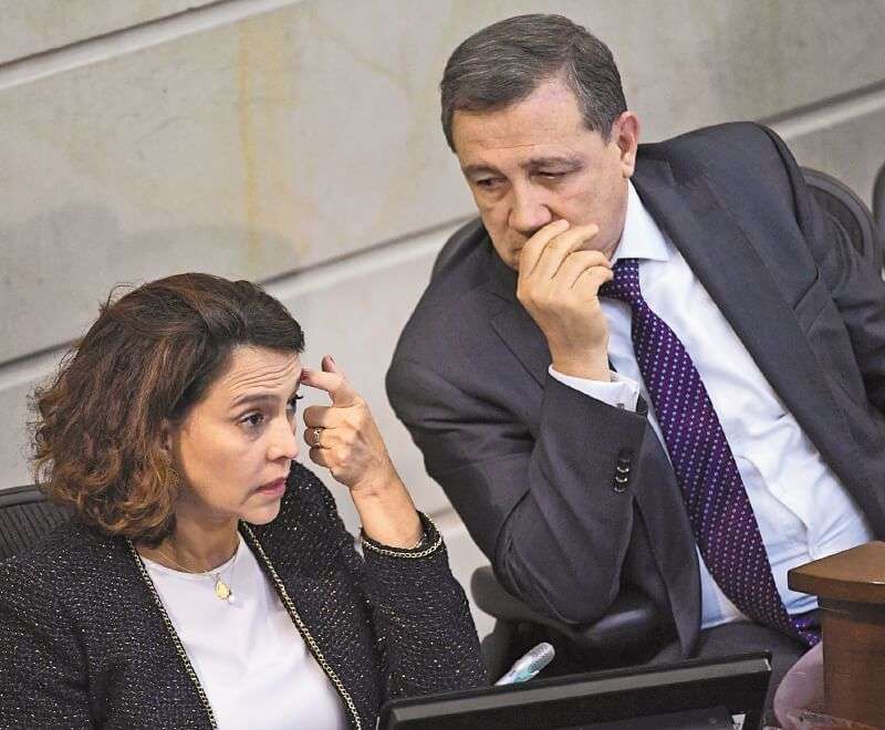 El presidente del Senado, Ernesto Macías (derecha), dijo que, a menos que la estatutaria tenga modificaciones, no enviará la norma a la Corte Constitucional nuevamente. / Cristian Garavito - El Espectador