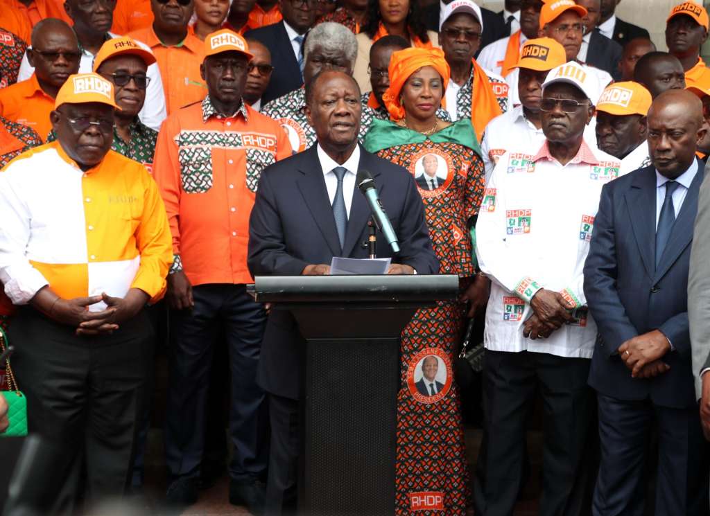 ABIDJAN (Cote D'ivoire), 26/08/2025.- Ivorian President Alassane Ouattara (C) speaks to reporters after submitting his candidacy for the October presidential election to the Independent Electoral Commission in Abidjan, Ivory Coast, 26 August 2025. The 2025 Ivorian presidential election is scheduled to take place on 25 October 2025, to elect the next president for a five-year term. (Elecciones, Costa de Marfil) EFE/EPA/LEGNAN KOULA