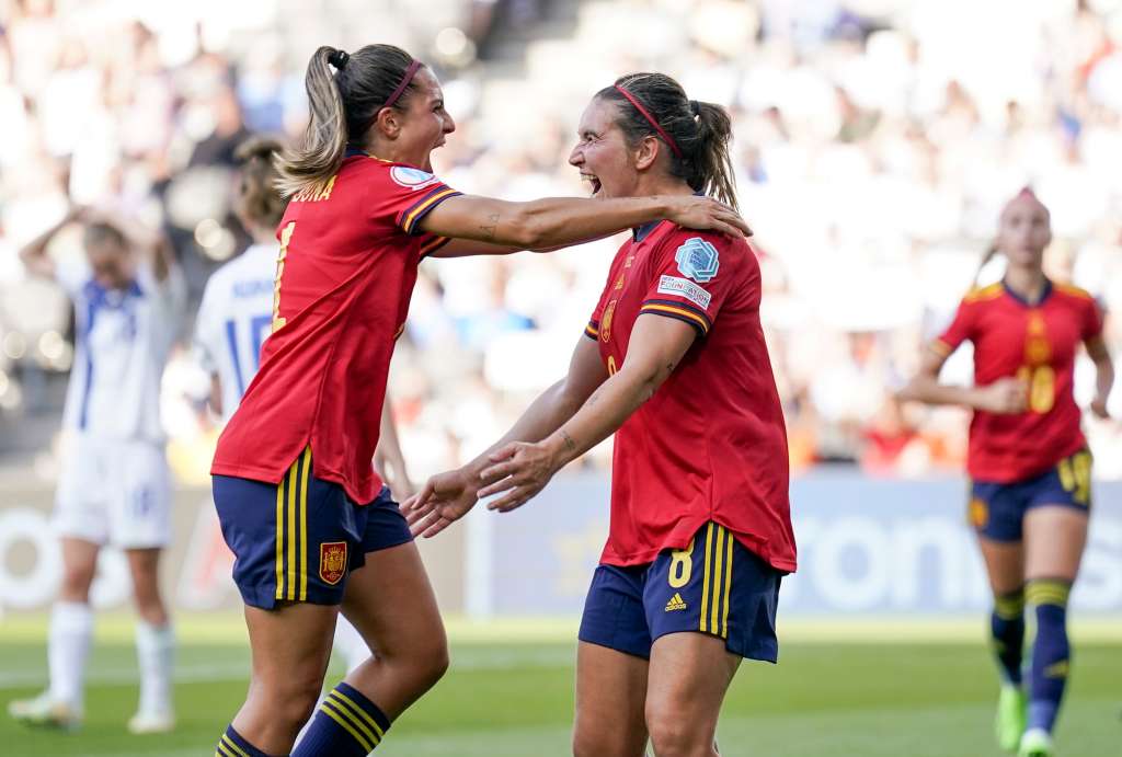 Milton Keynes (United Kingdom), 08/07/2022.- Mariona Caldentey (C) of Spain celebrates with teammates after scoring the 4-1 lead during the Group B match of the UEFA Women's EURO 2022 between Spain and Finland in Milton Keynes, Britain, 08 July 2022. (Finlandia, España, Reino Unido) EFE/EPA/TIM KEETON