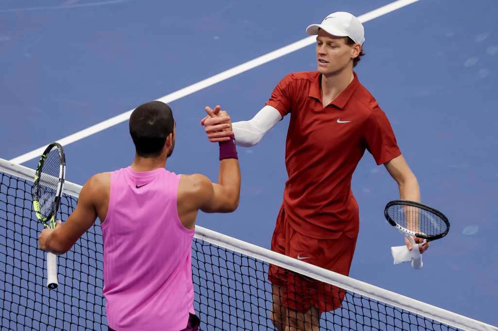 FLUSHING MEADOWS (United States), 08/09/2025.- Carlos Alcaraz (L) of Spain greets Jannik Sinner (R) of Italy after Alcaraz defeated Sinner during the men's singles final of the US Open Tennis Championships at the USTA Billie Jean King National Tennis Center in Flushing Meadows, New York, USA, 07 September 2025. (Tenis, Italia, España, Nueva York) EFE/EPA/BRIAN HIRSCHFELD
