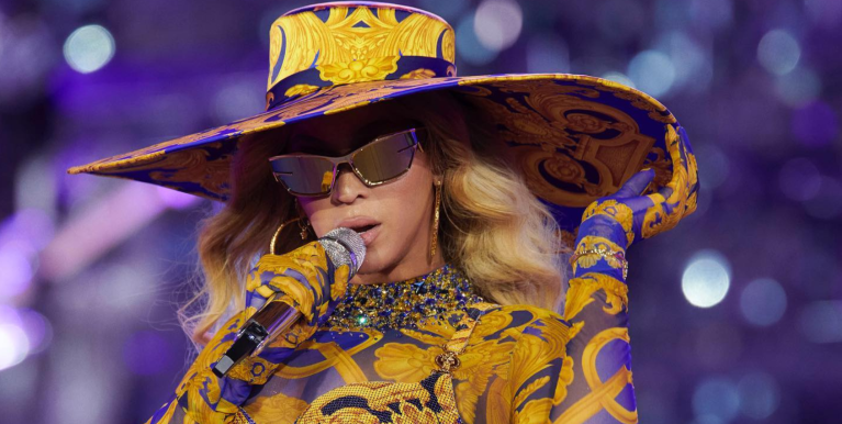 El look de Versace que Beyoncé usó en su cumpleaños durante el Reinassance Tour