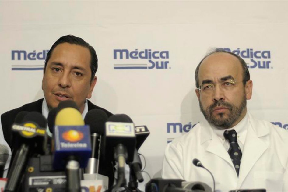 Los médicos mexicanos José Antonio Torres (i) y Édgar Nathal (d) hablan sobre el estado de salud del exportero colombiano. / EFE
