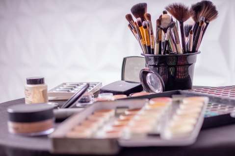 ¿Cómo debes lavar las brochas de maquillaje y cada cuánto?