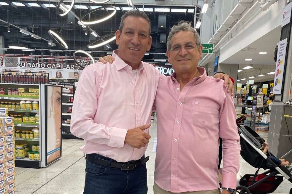 Hernán Gómez, cantante y hermano del ‘Rey del despecho’, recibió una corona de flores en su casa.