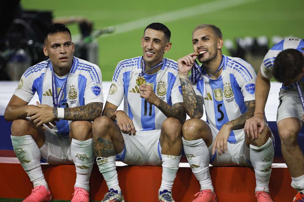 Miami Gardens (United States), 15/07/2024.- Argetnina's (L-R) Lautaro Martinez, Angel Di Maria, and Leandro Paredes sit on the awards podium after the CONMEBOL Copa America 2024 final against Colombia, in Miami Gardens, Florida, USA, 14 July 2024. Argentina won 1-0 after a goal by Lautaro Martinez in extra time. EFE/EPA/CJ GUNTHER