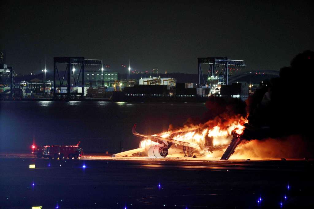 Tokyo (Japan), 01/01/2024.- A Japan Airline (JAL) passenger plane bursts into flames on the tarmac at Haneda Airport in Tokyo, Japan, 02 January 2024, after its landing. The JAL airplane apparently collided with a Japan Coast Guard plane as it landed. All 379 people on the JAL plane, including 367 passengers and 12 crew members, have been safely evacuated, according to JAL. (Japón, Tokio) EFE/EPA/JIJI PRESS JAPAN OUT EDITORIAL USE ONLY/