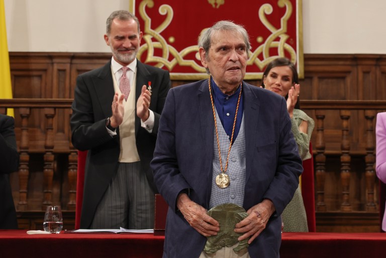 El poeta venezolano Rafael Cadenas recibió el Premio Cervantes