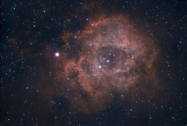 -FOTODELDIA- LA HAYUELA (CANTABRIA), 25/03/2023.- Imagen compuesta por la integración de 50 minutos de exposiciones fotográficas que muestran la nebulosa Roseta, NGC 2237 o Caldwell49 y el cúmulo abierto NGC 2244 o Caldwell 50 en su interior, cuyas estrellas se han formado a partir de la materia de la nebulosa y situada en la constelación Monoceros (Uniconirno), a unos 5.000 años luz de la Tierra. EFE/Pedro Puente Hoyos