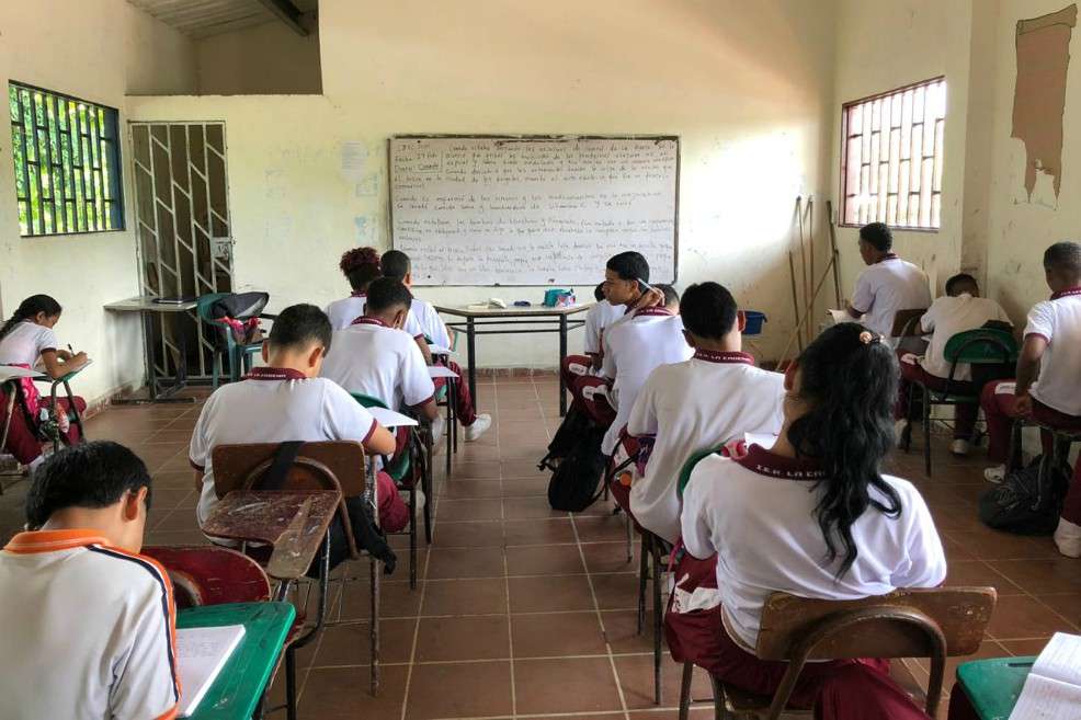 Desde que comenzó la pandemia, el colegio implementó un sistema de guías de autoaprendizaje que distribuyen vía WhatsApp.