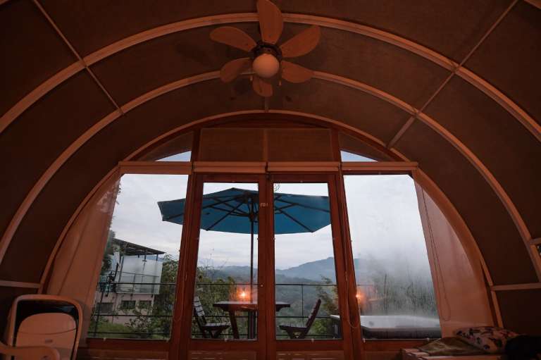 Villeta, además de sus atractivos turísticos, cuenta con una amplia oferta de hospedajes. Entre ellos la experiencia de glamping, o camping de lujo, donde podrá vivir el destino de otra forma y conectarse con la naturaleza.