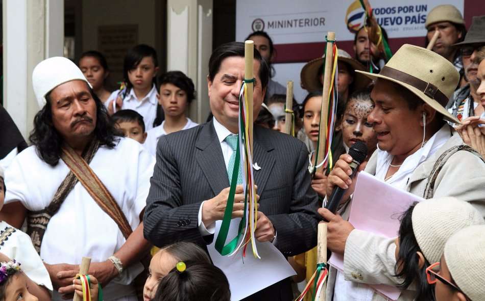 Líderes indígenas entregaron el bastón de mando al ministro del Interior