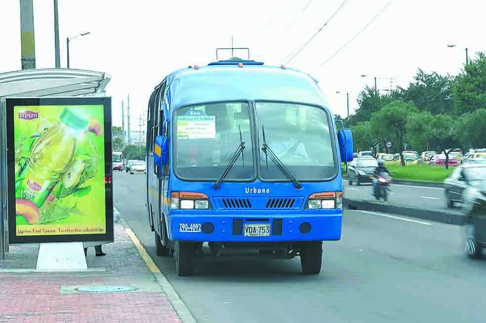 Aunque en junio seguirán rodando los buses viejos y los del SITP, todos dependerán de Transmilenio. / Archivo - El Espectador