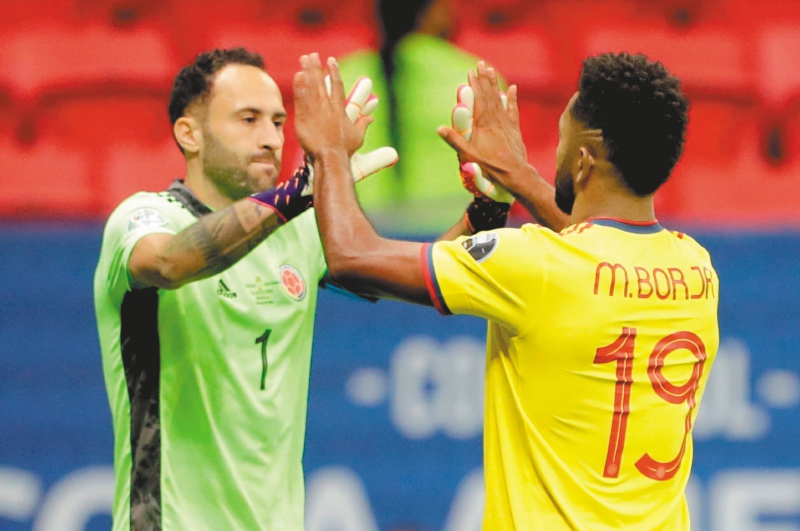 AMDEP6055. BRASILIA (BRASIL), 03/07/2021.- Miguel Ángel Borja de Colombia celebra con su compañero el arquero David Ospina tras anotar durante la tanda de penales contra Uruguay, durante un partido por los cuartos de final de la Copa América en el estadio Mané Garrincha de Brasilia (Brasil). EFE/ Joedson Alves