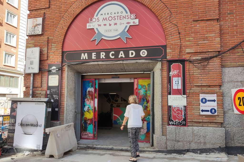 MADRID, 31/08/2023.- Yuca, ceviche, ají, chifa o chicharrón son algunos de los platos, sabores y sazones que pueden encontrarse en el mercado de Los Mostenses, abierto en 1946 y que, desde hace un par de décadas, es la plaza de abastos más latinoamericana del centro de Madrid. En la imagen, entrada al mercado. EFE/Juan Aguilar