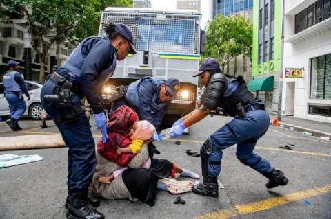 Policía de Sudáfrica detiene a refugiados que protestaban contra xenofobia