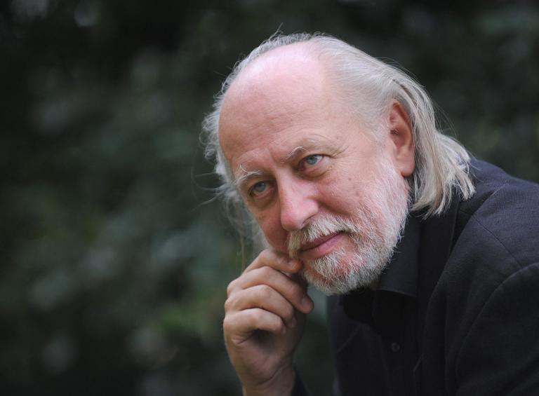El Eco Húngaro del Fin: László Krasznahorkai y la Poética del Apocalipsis