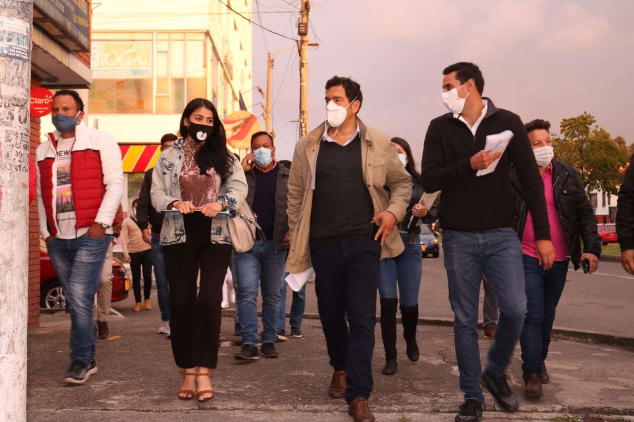 Rodrigo Lara, senador, y su equipo de trabajo recogiendo firmas en Kennedy, Bogotá./ Cortesía
