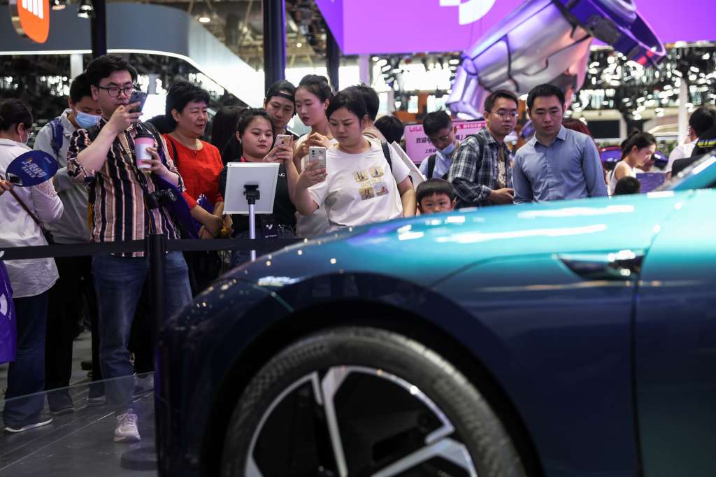 Beijing (China), 27/04/2024.- Visitors look at a Jiyue 07 electric SUV from Geely and Baidu at the 2024 Beijing International Automotive Exhibition in Beijing, China, 27 April 2024. The 2024 Beijing International Automotive Exhibition will be held until 04 May. EFE/EPA/WU HAO
