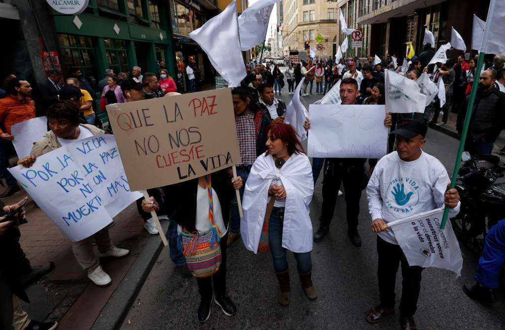 AME5780. BOGOTÁ (COLOMBIA), 31/08/2023.- Excombatientes desmovilizados de las Farc se manifiestan hoy en Bogotá (Colombia). Los exintegrantes de las Farc y firmantes de paz marcharon hoy para exigir el respeto al Acuerdo de Paz de 2016 tras el fallido atentado en la capital contra Marino Molina Cruz, exnegociador en La Habana e integrante de la Dirección Nacional del Partido Comunes. Según un comunicado de dicha formación, Molina sufrió el "grave atentado" en la localidad de Puente Aranda, hecho en el cual resultaron heridos dos de sus escoltas identificados como Flor Lozano y Uberley Mendoza. EFE/ Mauricio Dueñas Castañeda