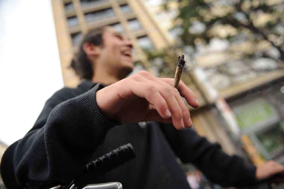 En las marchas a favor del consumo de drogas en Bogotá generalmente se protesta con cigarros de marihuana . / Andrés Torres
