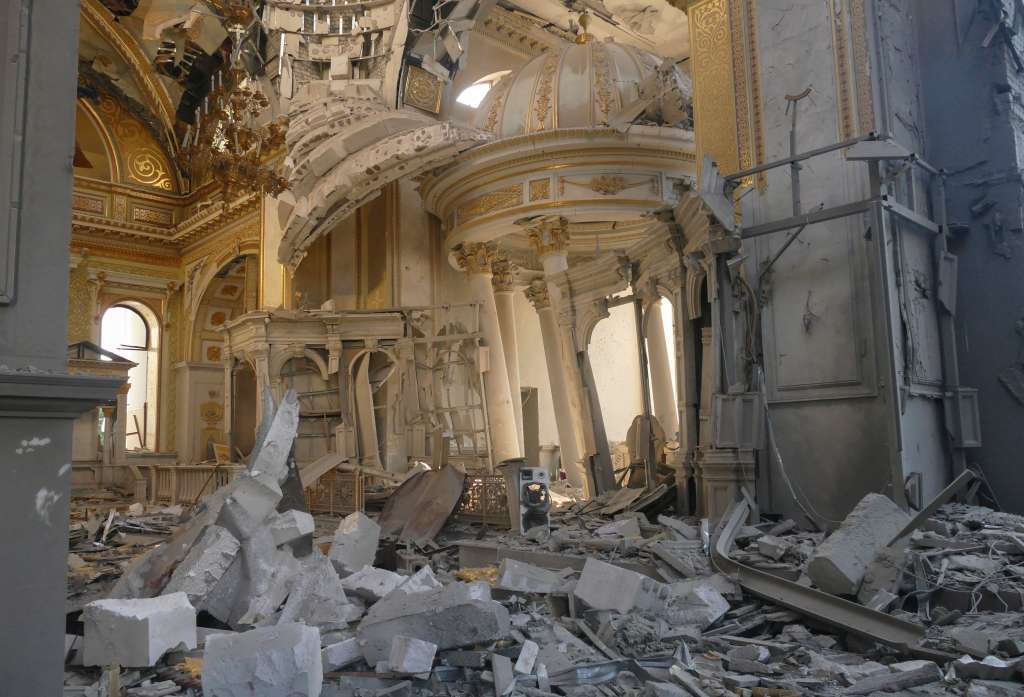 Odesa (Ukraine), 23/07/2023.- An internal view of the Transfiguration Cathedral, damaged by a missile attack in the Odesa region, southern Ukraine, 23 July 2023. Odesa was attacked by 19 missiles of different classes early 23 July, with nine being shot down, according to a statement from the Ukraine Air Force. At least one person was killed in the attack and 22 were injured, including four children, the State Emergency Service reported. Russia, which began its full-scale invasion of Ukraine in February 2022, has recently pulled out of a UN-Turkey brokered agreement guaranteeing safe passage to Ukrainian grain exports through the Black Sea and started the mass shelling of Odesa city, granaries, agricultural enterprises and sea ports. (Rusia, Turquía, Ucrania) EFE/EPA/IGOR TKACHENKO