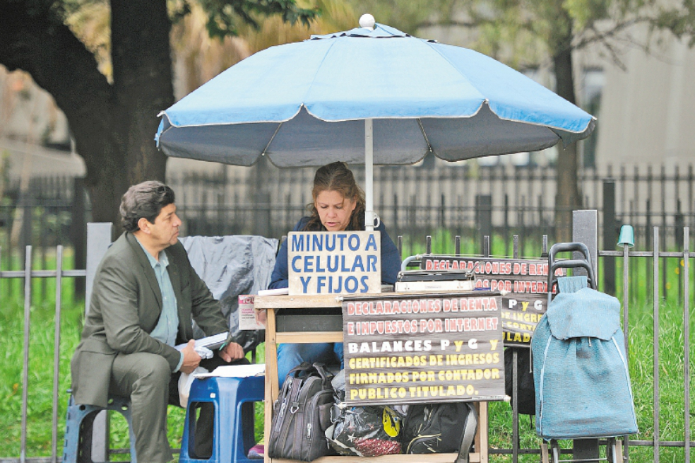 Luis Cubillos llega a las 8:00 a.m. a la calle 26 con carrera 30, donde arma su puesto de asesoría. / / Mauricio Alvarado