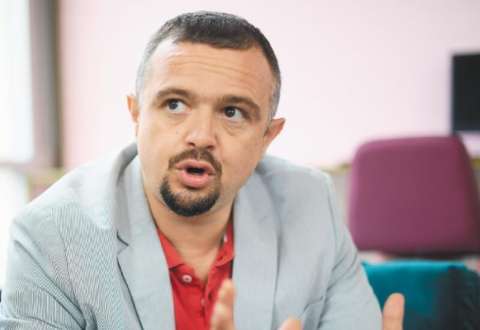 “No es posible una transición sin redistribución del poder”: experto serbio