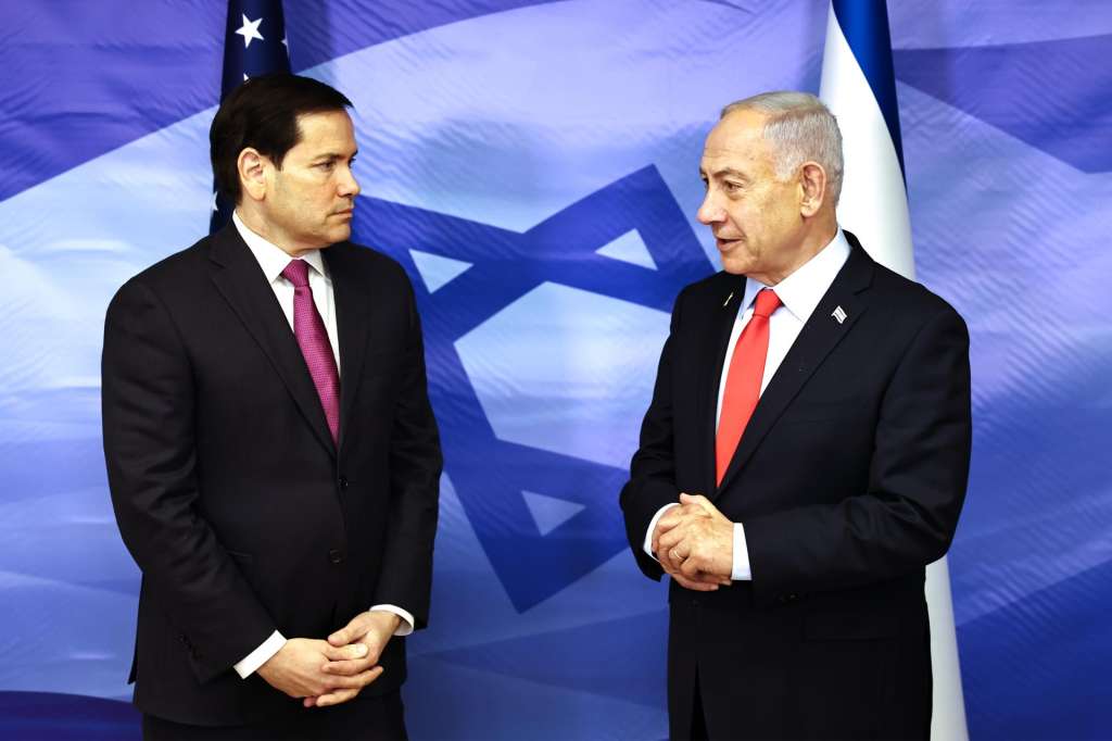 JERUSALEM (Israel), 23/10/2025.- US Secretary of State Marco Rubio (L) looks on as Israel's Prime Minister Benjamin Netanyahu speaks following their meeting at the Prime Minister's office in Jerusalem on October 23, 2025. Rubio voiced confidence on October 23 in maintaining and expanding a Gaza truce deal as he met Israeli Prime Minister Benjamin Netanyahu. (Jerusalén) EFE/EPA/Fadel SENNA / POOL