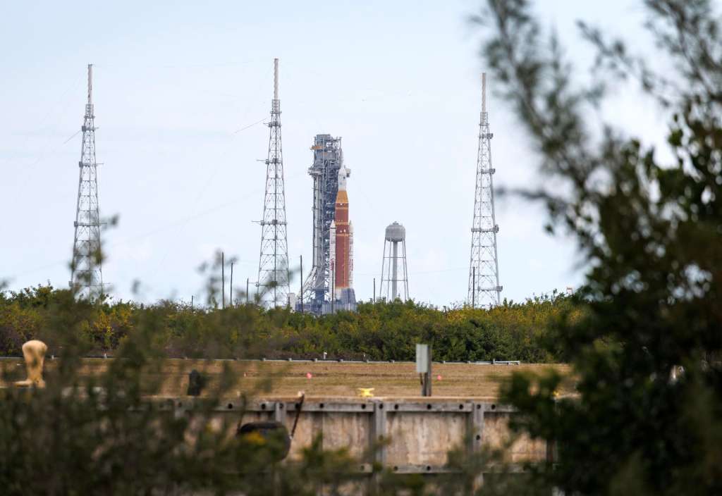 TITUSVILLE (United States), 30/01/2026.- The Space Launch System (SLS) rocket with an Orion capsule, part of the Artemis 2 mission, is docked at Launch Pad 39B at the Kennedy Space Center in Titusville, Florida, USA, 30 January 2026. According to NASA, the Artemis II mission will conduct a crewed lunar flyby, the second in NASA's Artemis program. It will be the first human mission beyond low Earth orbit since 1972, designed to test spacecraft systems in preparation for future Moon landings. EFE/EPA/CRISTOBAL HERRERA-ULASHKEVICH