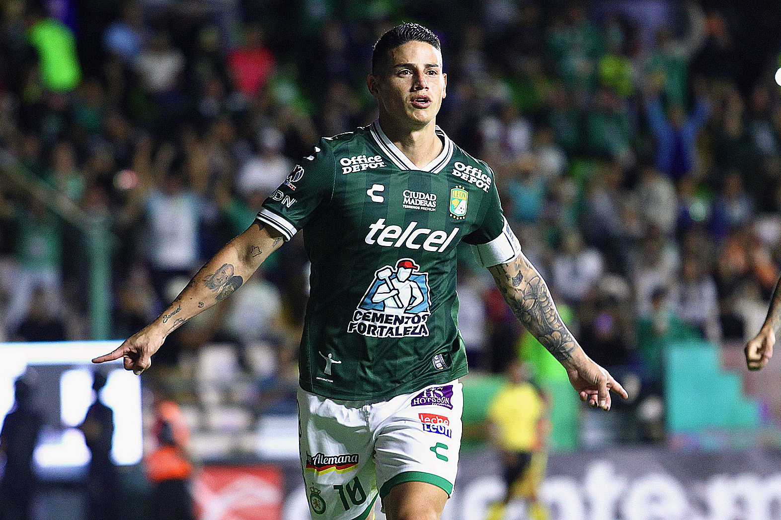 MEX3585. PUEBLA (MÉXICO), 23/09/2025.- James Rodríguez de León celebra un gol este martes, durante un partido de la Liga MX entre León y Mazatlán en el estadio León, en Guanajuato (México). EFE/ Luis Ramírez