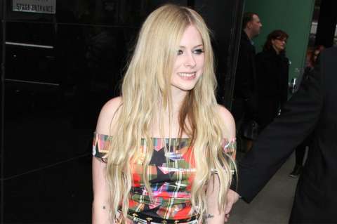 Avril Lavigne habla sobre sus divorcios "sin arrepentimientos"