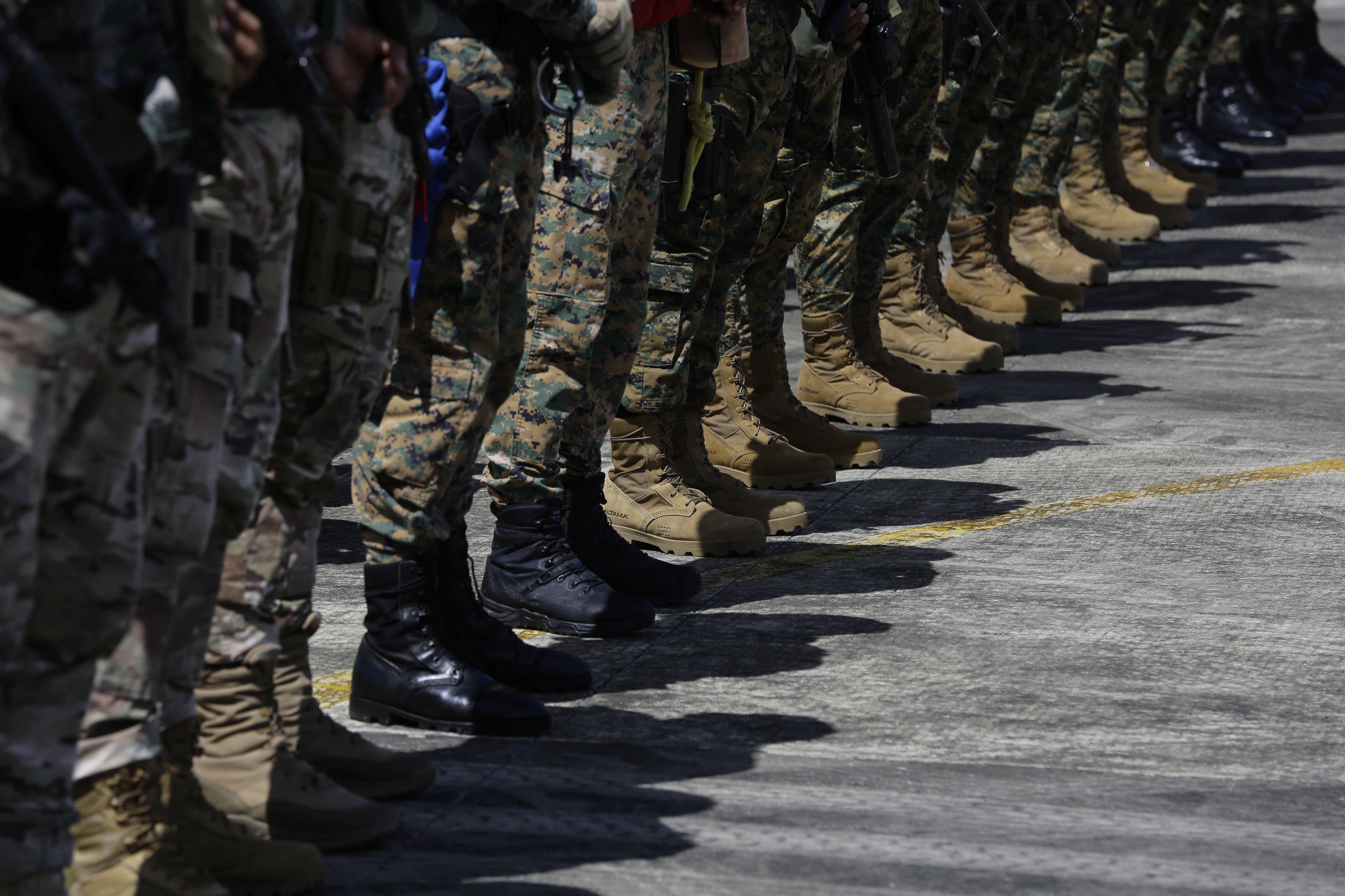 -FOTODELDÍA- AME3641. METETÍ (PANAMÁ), 02/06/2023.- Militares forman hoy, durante el lanzamiento de una campaña para reforzar la seguridad, en el Metetí (Panamá). Las autoridades de Panamá lanzaron este viernes una campaña que refuerza la seguridad en el Darién, la peligrosa frontera natural con Colombia, para combatir los grupos criminales que asaltan y violan a los migrantes que atraviesan esa selva en su camino hacia Norteamérica. EFE/Carlos Lemos