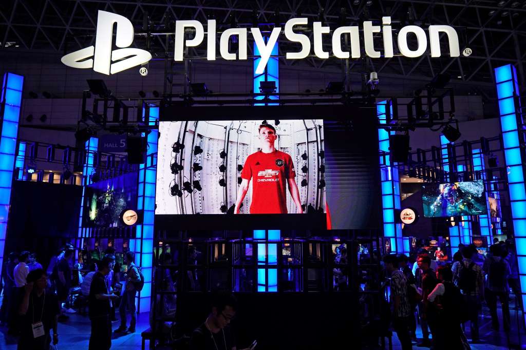 FRA06. BOGOTÁ (COLOMBIA), 12/09/2024.- Fotografía de archivo del 12 de septiembre de 2019 de visitantes antes del lanzamiento de Play Station en la feria Tokyo Game Show 2019 en Chiba, cerca a Tokio (Japón). En el contexto de la guerra de las consolas hay quienes defienden que la PlayStation 5 de Sony es la más sofisticada de todas, y puede que tengan razón. EPA-EFE/ Franck Robichon ARCHIVO