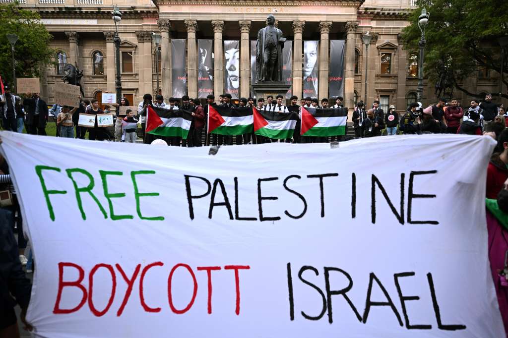 Melbourne (Australia), 10/10/2023.- People take part in a rally against the occupation of Palestinian territories and the conflict between Israel and Hamas, at State Library of Victoria, in Melbourne, Australia, 10 October 2023. More than 900 Israelis were killed and over 2,000 were injured since the Islamist movement Hamas carried out an unprecedented attack on southern Israel on 07 October, the Israeli army said. According to Palestinian officials, more than 700 people were killed and nearly 4,000 were injured as a result of Israel'Äôs retaliatory raids and air strikes in the Palestinian enclave. (Laos) EFE/EPA/JOEL CARRETT AUSTRALIA AND NEW ZEALAND OUT