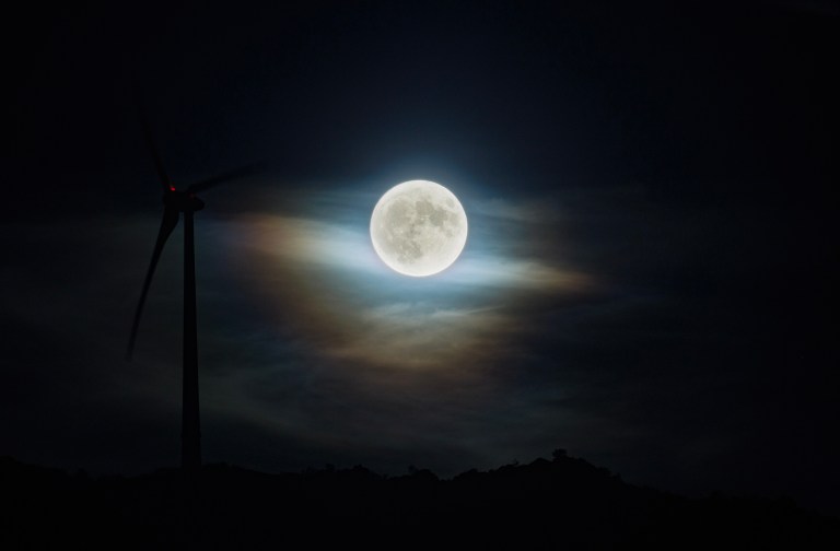 Vila Pouca De Aguiar (Portugal), 30/08/2023.- A Super Moon rises at Vila Pouca de Aguiar, north of Portugal, 30 August 2023. EFE/EPA/PEDRO SARMENTO COSTA