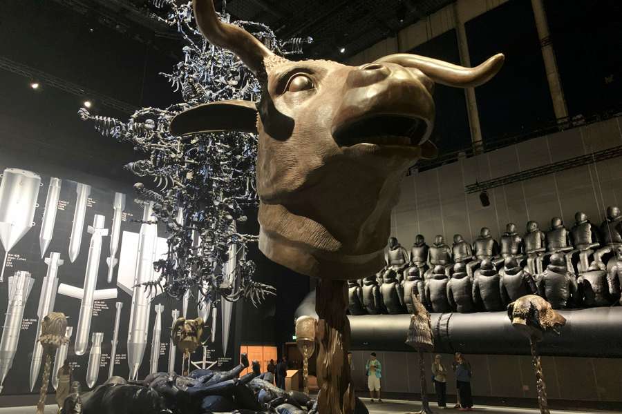 Vista de la exposición 'Button Up!' (¡Abróchate!), del artista y disidente chino Ai Weiwei, la mayor concebida para un solo espacio de toda su carrera, en la que explora el legado del imperialismo británico, las relaciones entre China y el Reino Unido y el impacto de la globalización.