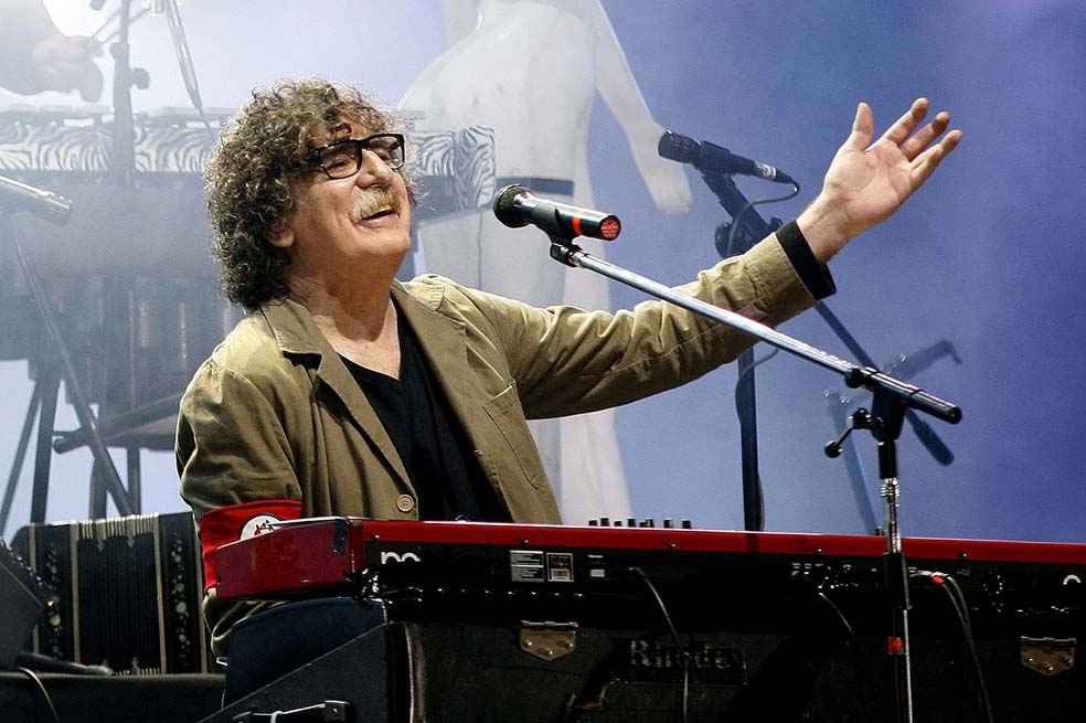 El cantante argentino Charly García durante su presentación en el cierre del festival de música Rock al Parque, el 2 de julio de 2012, en Bogotá. Carlos Alberto García Moreno, más conocido como Charly García, es considerado una de las figuras más importantes de la música latinoamericana.​ Nació el 23 de octubre de 1951 y tiene 73 años de edad.