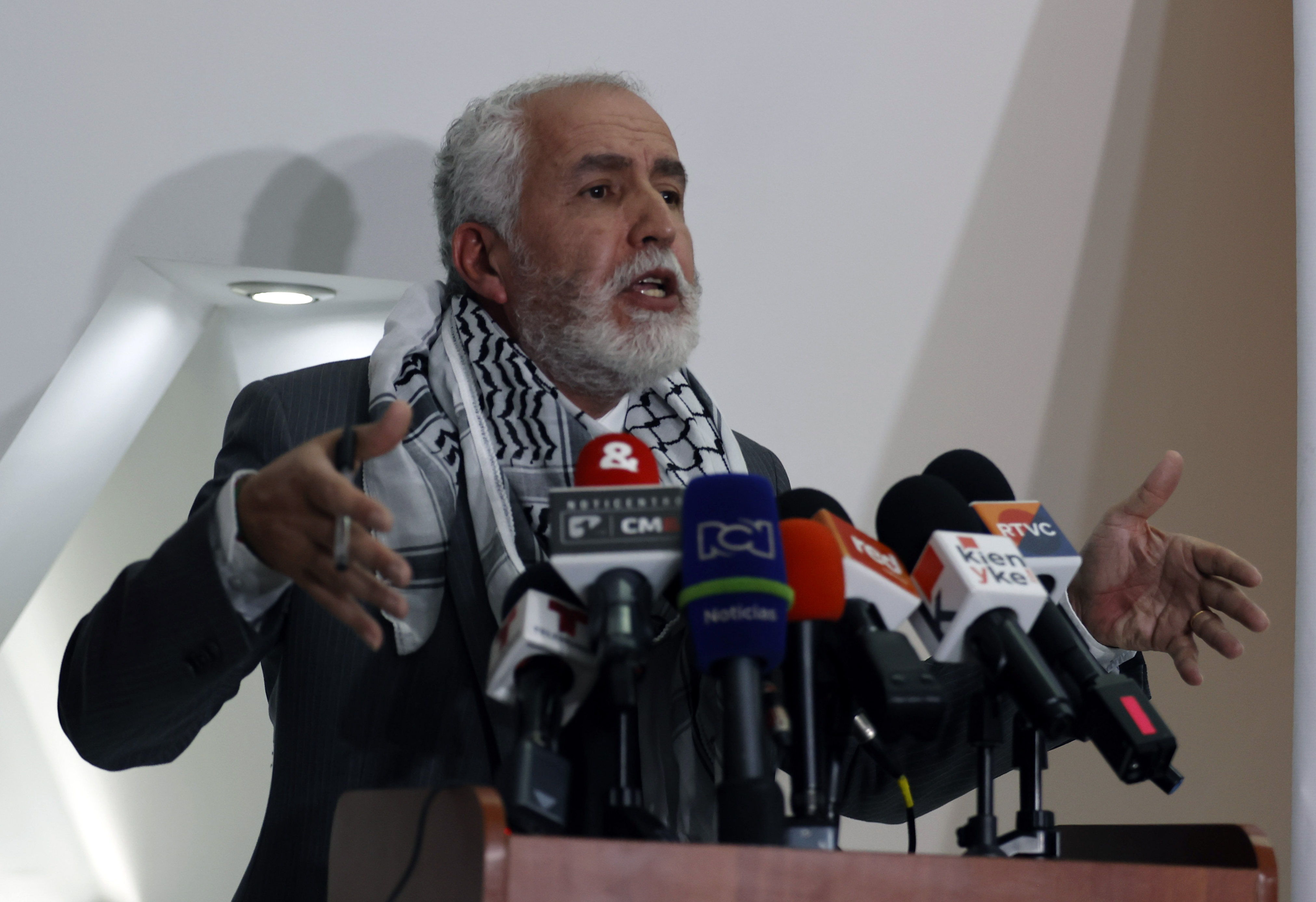 AME305. BOGOTÁ (COLOMBIA), 24/10/2023.- El embajador de Palestina en Colombia, Raouf Almalki, habla durante una rueda de prensa hoy, en Bogotá (Colombia). EFE/ Mauricio Dueñas Castañeda