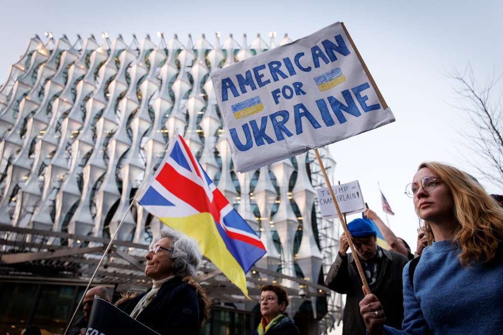 LONDON (United Kingdom), 05/03/2025.- Ukrainians and pro-Ukraine campaigners gather for a rally, calling for more support to Ukraine, outside the US Embassy in London, Britain, 05 March 2025. The demonstration, organised by the Ukraine Solidarity Campaign, comes after the Trump administration suspended the US intelligence-sharing with Ukraine and paused the US military aid to the country, amid the ongoing Russian invasion. (Protestas, Ucrania, Reino Unido, Londres) EFE/EPA/TOLGA AKMEN