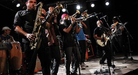 Ozomatli amplía su acción social y enseña música a jóvenes sin recursos