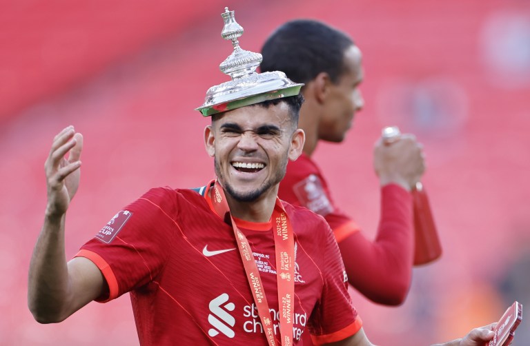 Video: A Luis Díaz se le rompió el trofeo de la FA Cup en el festejo del título