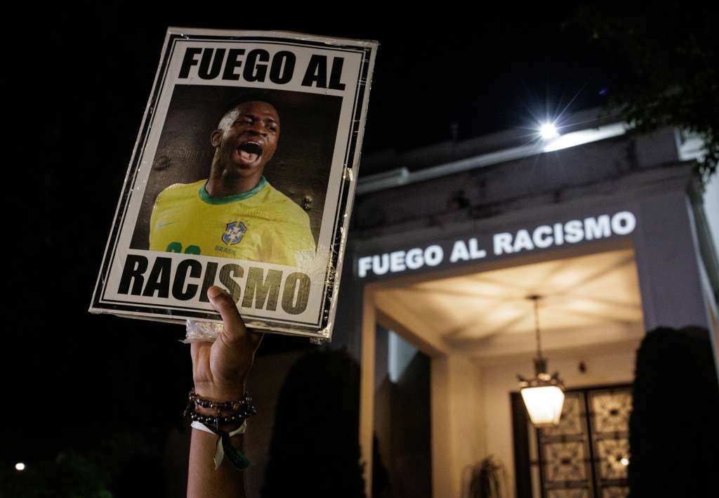 -FOTODELDÍA- AME752. SAO PAULO (BRASIL), 23/05/2023.- Activistas y ciudadanos protestan hoy en contra de los ataques racistas sufridos por el futbolista brasileño Vinicius Jr, frente al Consulado General de España en Sao Paulo (Brasil). Un centenar de personas se manifestó este martes frente al Consulado de España en Sao Paulo en muestra de apoyo al futbolista brasileño Vinícius Júnior por los insultos racistas que ha sufrido en España. EFE/ Isaac Fontana