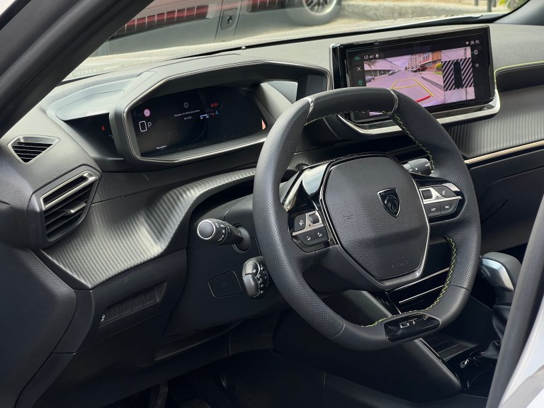 En el interior del Peugeot 2008 que se vende en Colombia se encuentra un panel de instrumentos de 10” con gráficos en 3D.