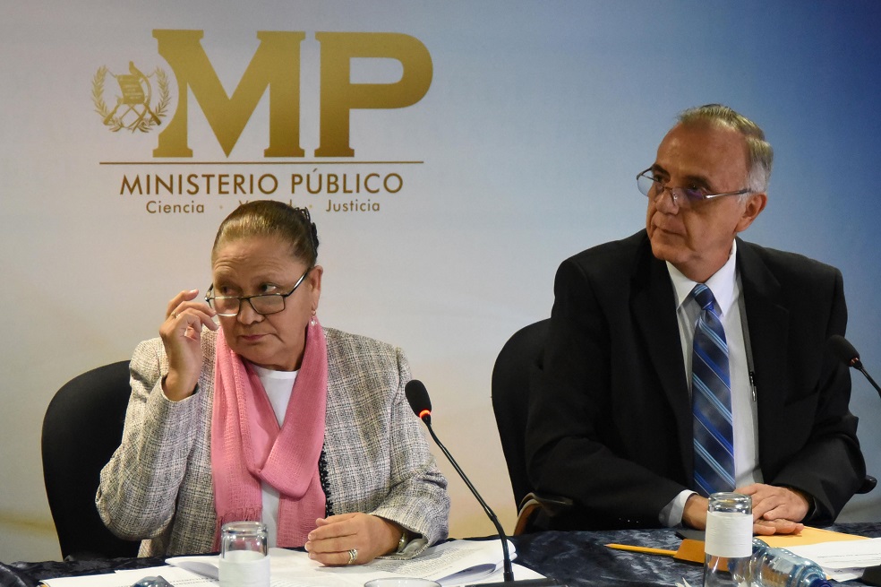 Fiscal general de Guatemala, Consuelo Porras, y el titular de la Cicig, Iván Velásquez presentando una segunda petición para remover el fuero presidencial de Jimmy Morales. / AFP