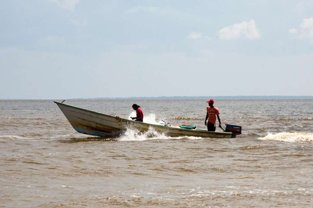 ACOMPAÑA CRÓNICA: TRINIDAD Y TOBAGO VENEZUELA USA4964. ICACOS (TRINIDAD Y TOBAGO), 26/09/2025.- Fotografía del 20 de septiembre de 2025 que muestra al pescador venezolano Candy Edwards (atrás) navegando, en Icacos (Trinidad y Tobago). El estrecho canal que separa Trinidad y Tobago y Venezuela sigue siendo una ruta migratoria y de contrabando transitada, aunque el aumento del despliegue militar en la zona está dificultando los viajes. EFE/ Andrea de Silva