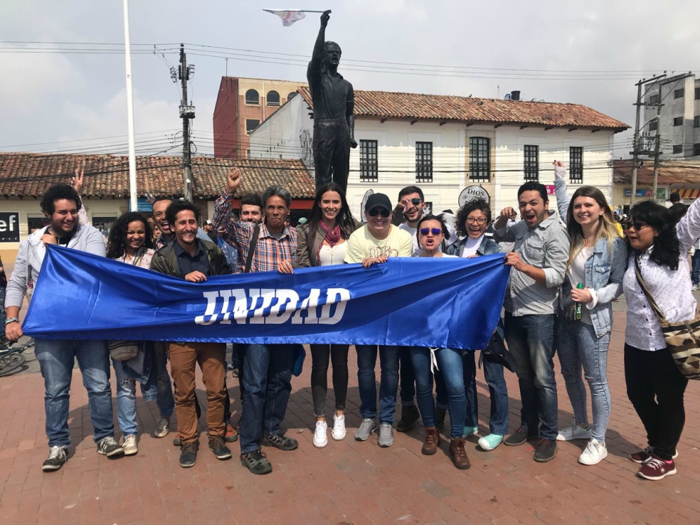 El grupo de jóvenes sostiene la bandera azul, la que le dieron a Gustavo Petro en Soacha. / Cortesía.