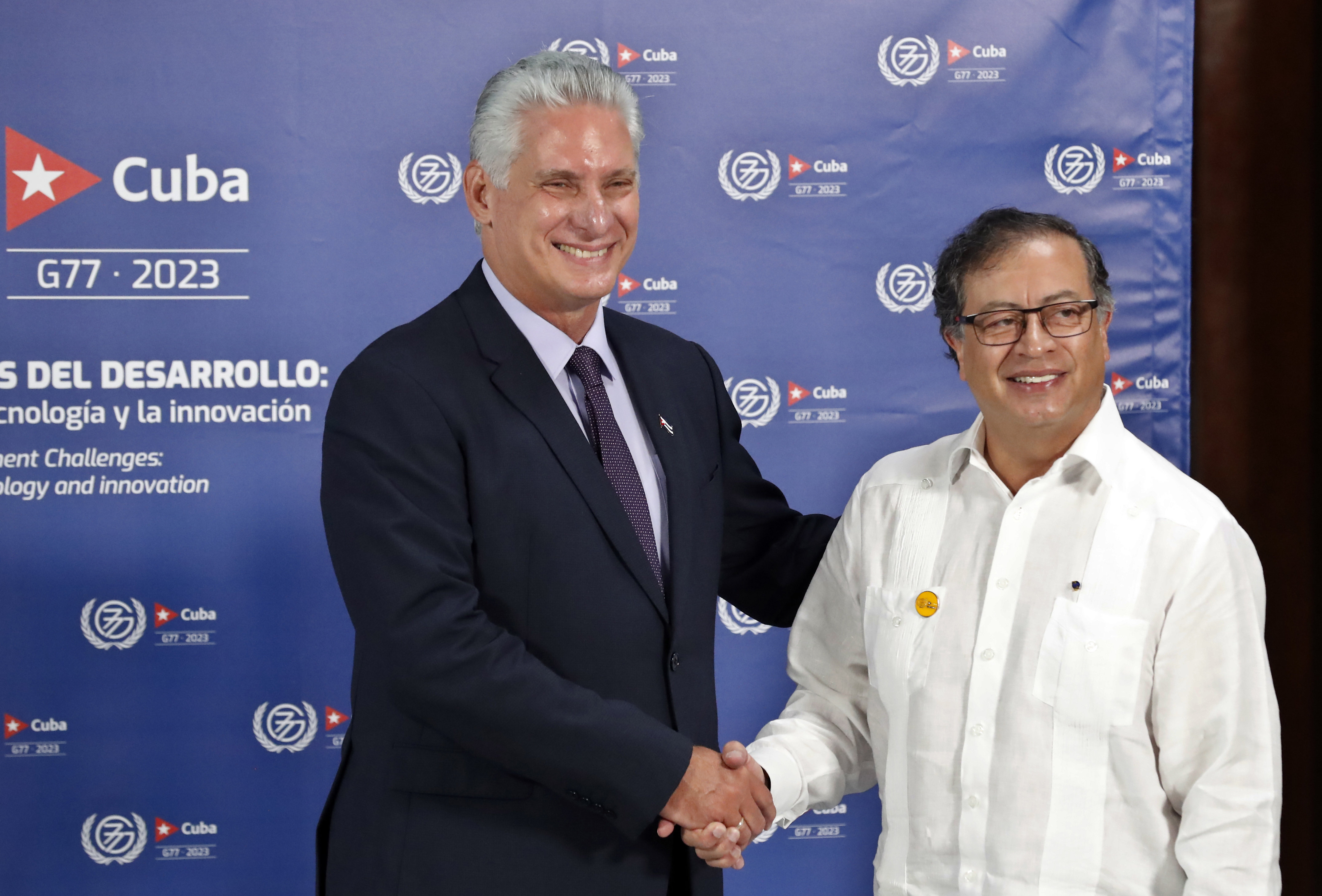 AME9747. LA HABANA (CUBA), 15/09/2023.- El presidente de Cuba Miguel Diaz-Canel (i) y el presidente de Colombia Gustavo Petro se saludan hoy, durante la inauguración de la cumbre del G77+China, en el Palacio de Convenciones de La Habana (Cuba). La cooperación sur-sur en el ámbito de la ciencia, la tecnología y la innovación es el tema principal de la cumbre del Grupo de los 77 y China (G77+China) que se celebra en La Habana, convocada por el Gobierno cubano, que ejerce este año la presidencia rotatoria de este grupo, la mayor organización de países en el marco de la ONU. EFE/ Ernesto Mastrascusa